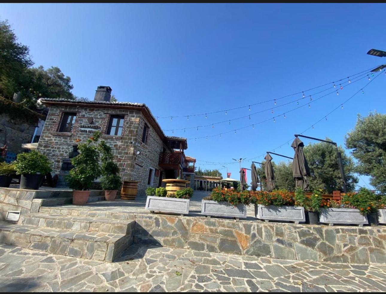 Keshtjella Xhabeqos Hotel Ljaknasi Exterior photo