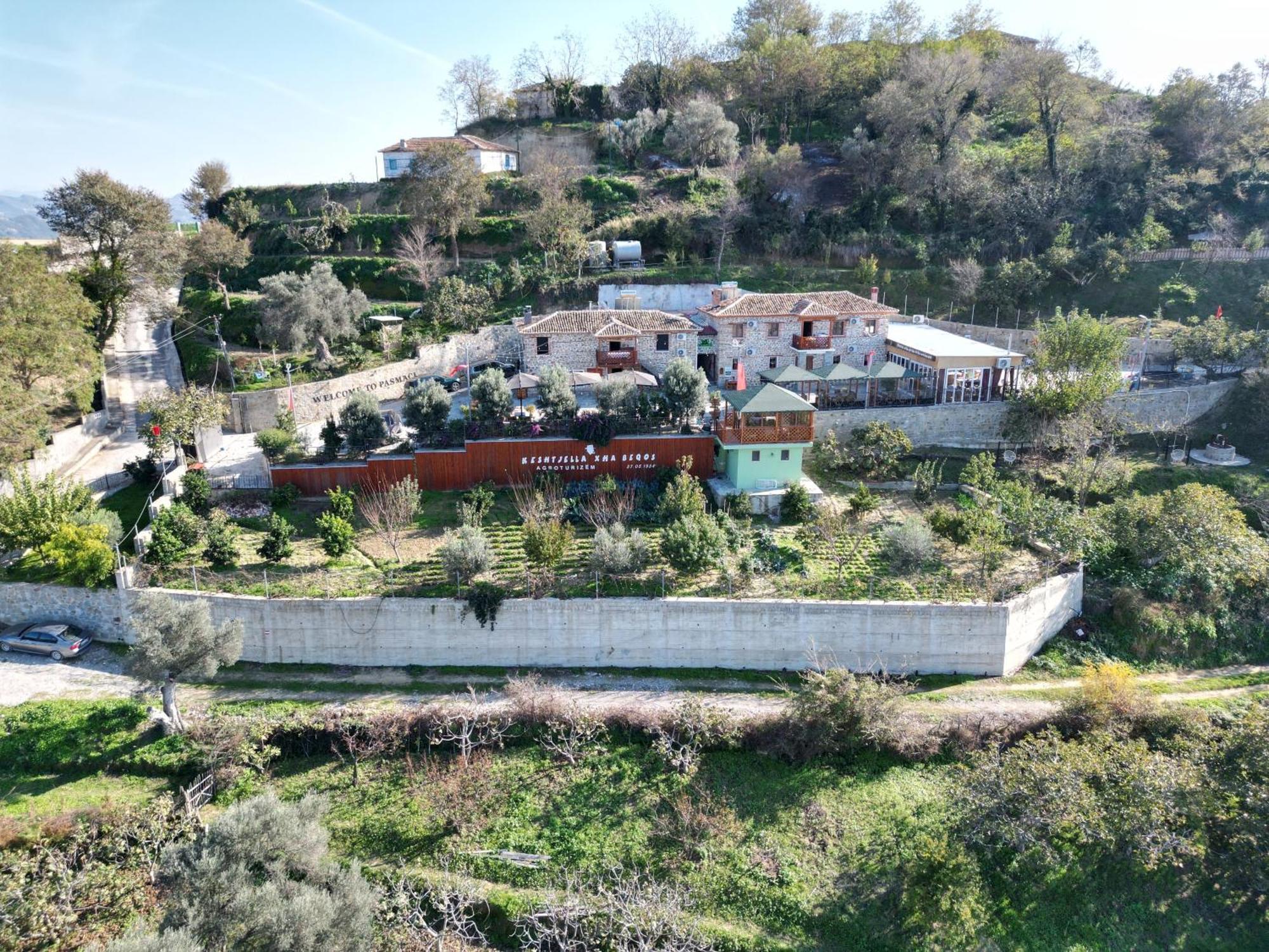 Keshtjella Xhabeqos Hotel Ljaknasi Exterior photo