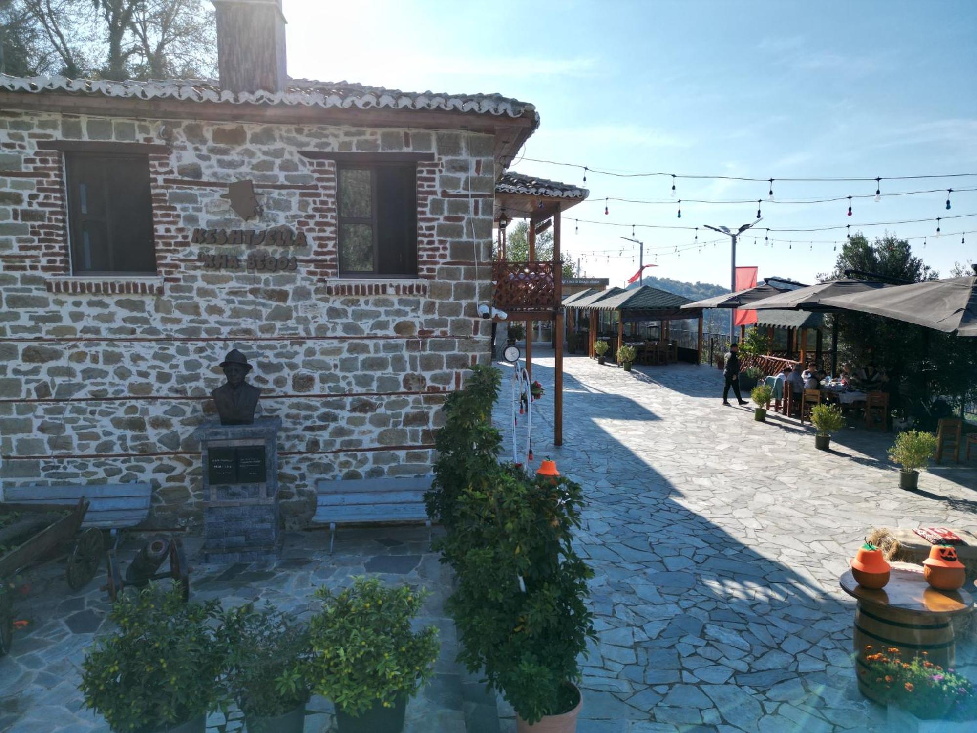 Keshtjella Xhabeqos Hotel Ljaknasi Exterior photo