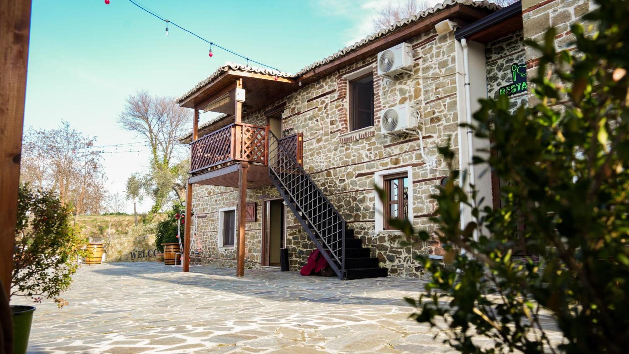 Keshtjella Xhabeqos Hotel Ljaknasi Exterior photo