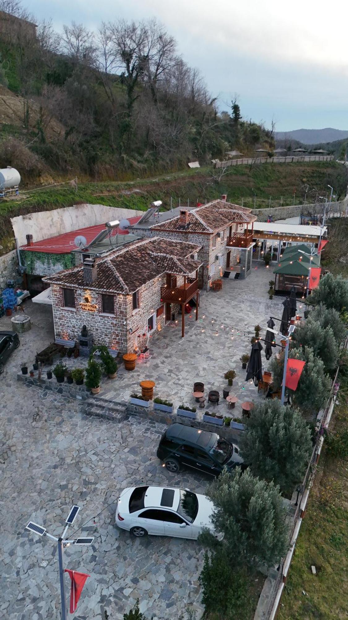 Keshtjella Xhabeqos Hotel Ljaknasi Exterior photo